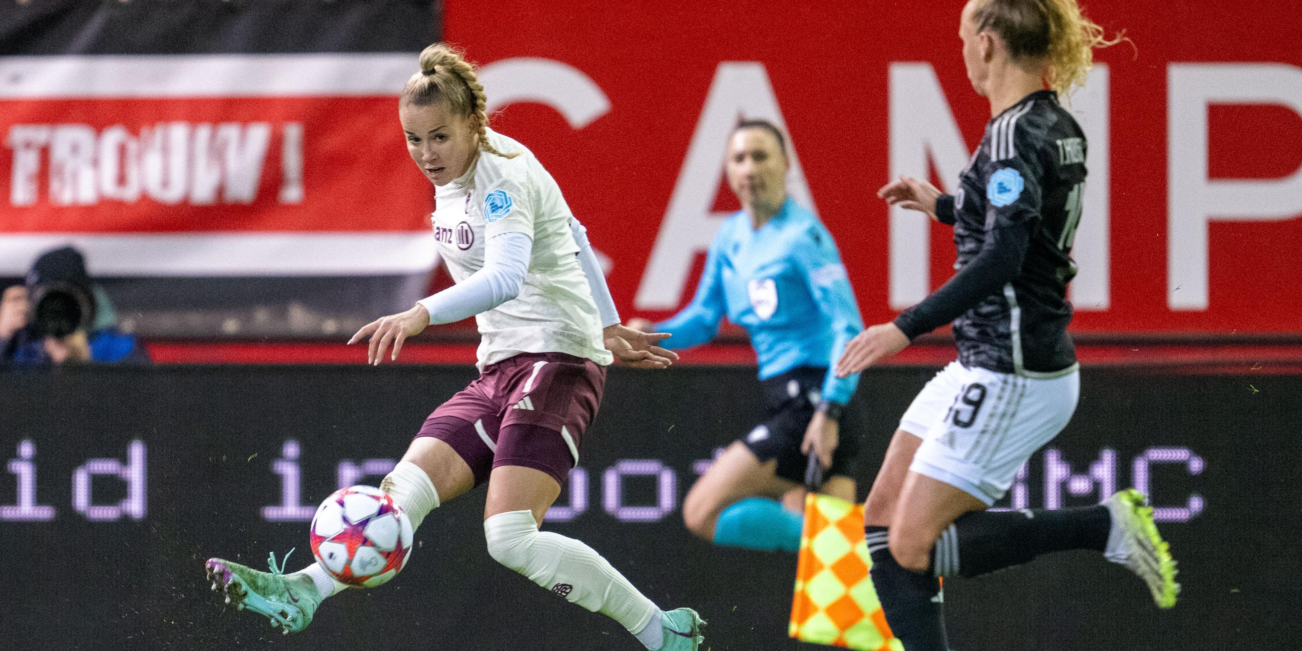 Bayern, München: Fußball, Frauen: Champions League, Bayern München - Ajax Amsterdam, Gruppenphase, Gruppe C, 3. Spieltag, Stadion an der Grünwalder Straße.