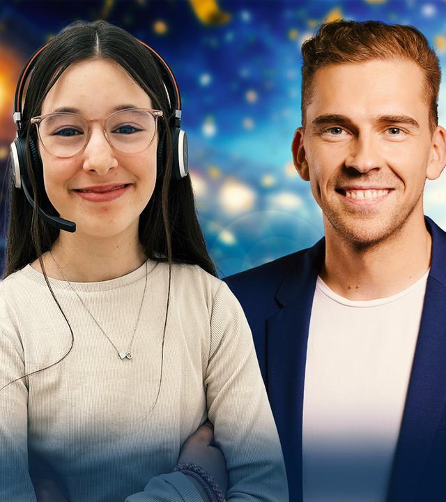 Cleo und ZDF-Kommentator Gari Paubandt mit dem DFB-Pokal der Frauen