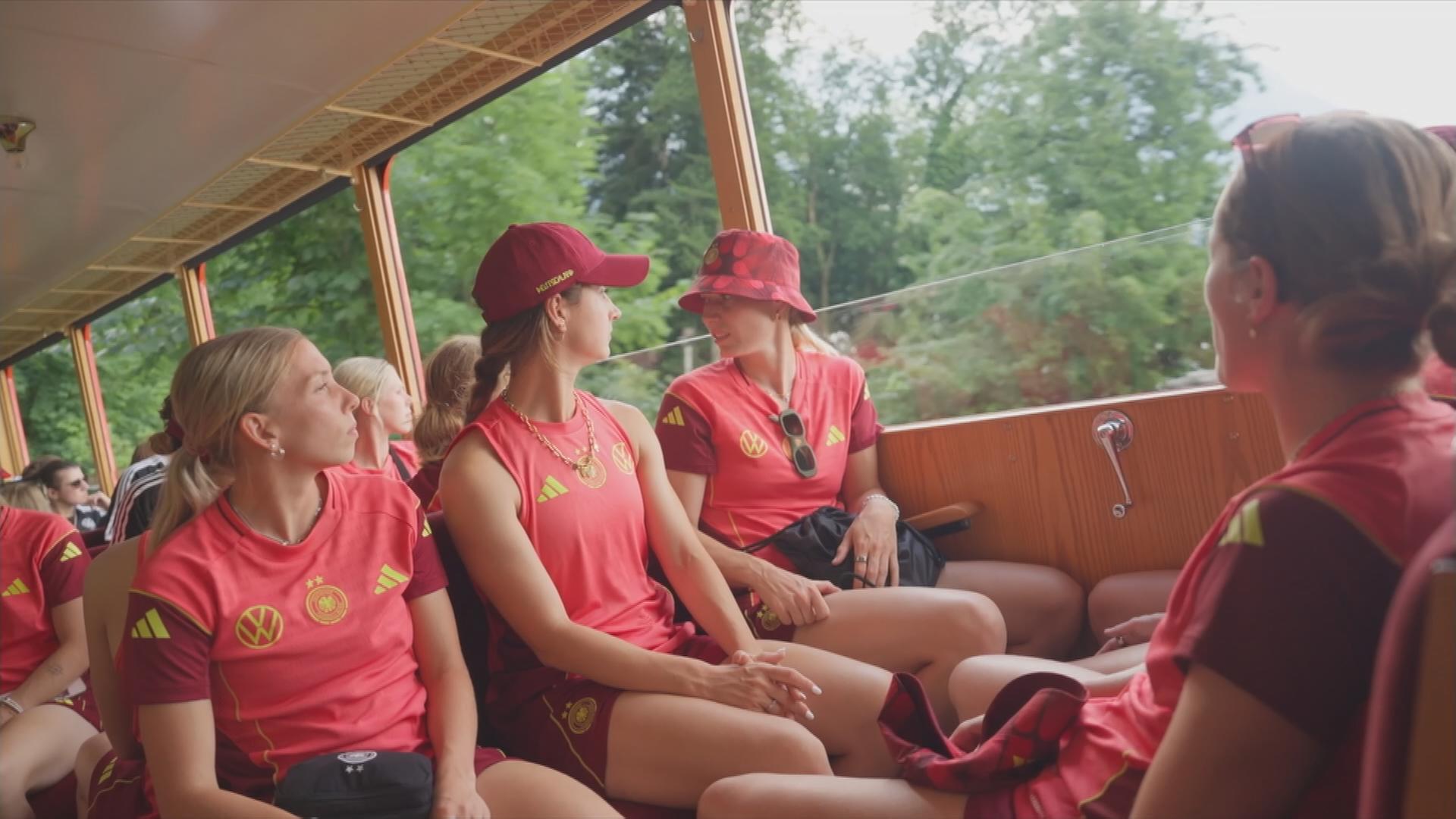 Fußball: Die DFB-Frauen im Bus