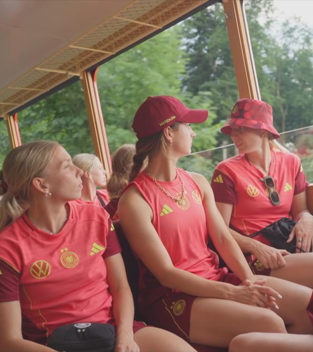 Fußball: Die DFB-Frauen im Bus