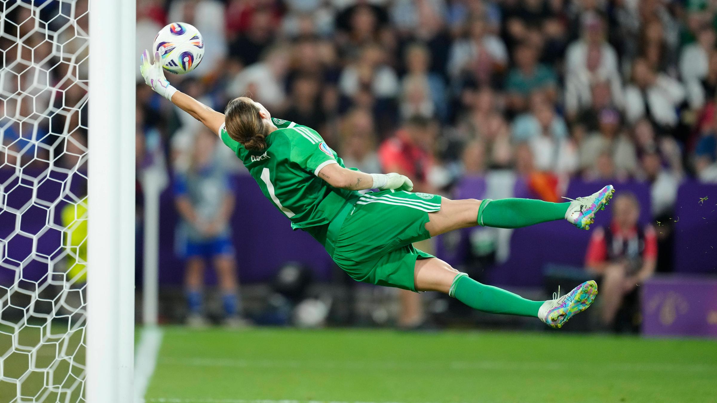 Ann-Katrin Berger wehrt im Zurückfallen einen Ball kurz vor der Torlinie ab.