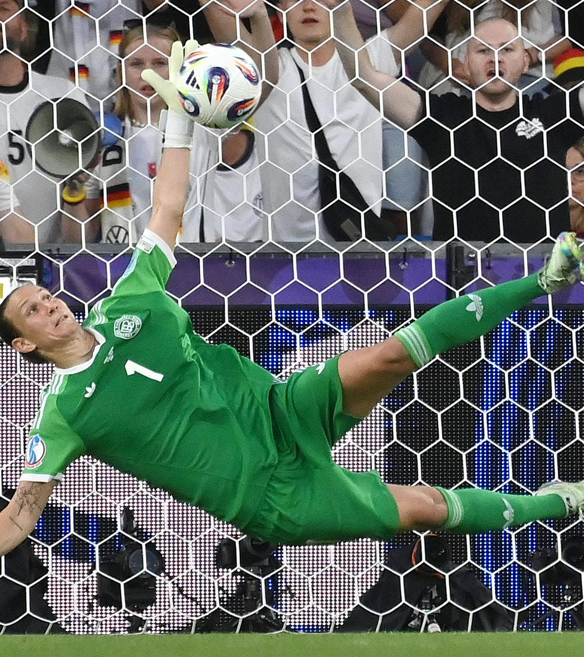 Ann-Katrin Berger wehrt im Elfmeterschießen einen Ball ab.