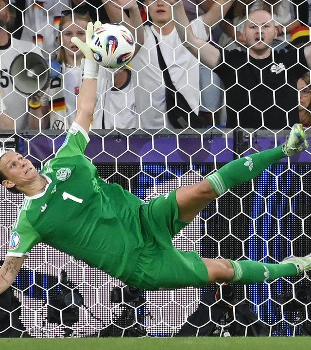 Ann-Katrin Berger wehrt im Elfmeterschießen einen Ball ab.