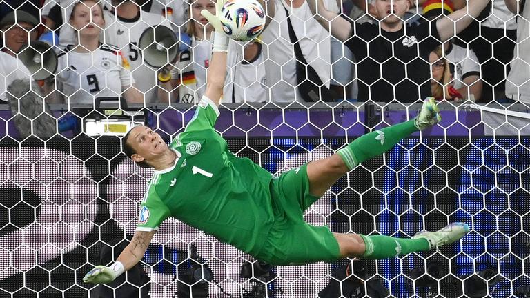 Ann-Katrin Berger wehrt im Elfmeterschießen einen Ball ab.