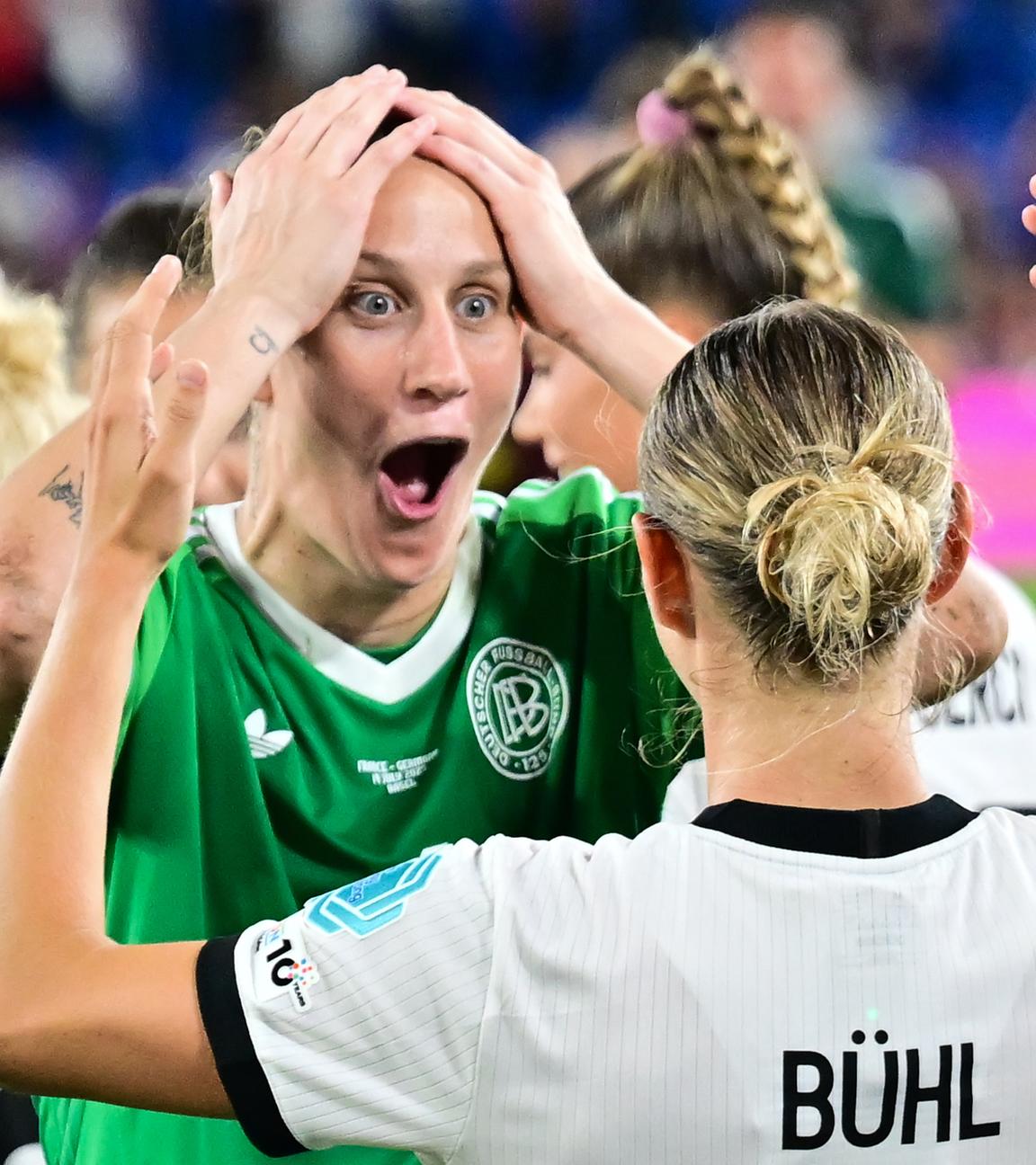 Fußball, Frauen: EM, Frankreich - Deutschland, Finalrunde, Viertelfinale. Torhüterin Ann-Katrin Berger (l-r) und Klara Bühl