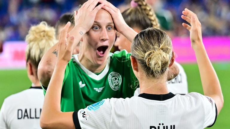 Fußball, Frauen: EM, Frankreich - Deutschland, Finalrunde, Viertelfinale. Torhüterin Ann-Katrin Berger (l-r) und Klara Bühl