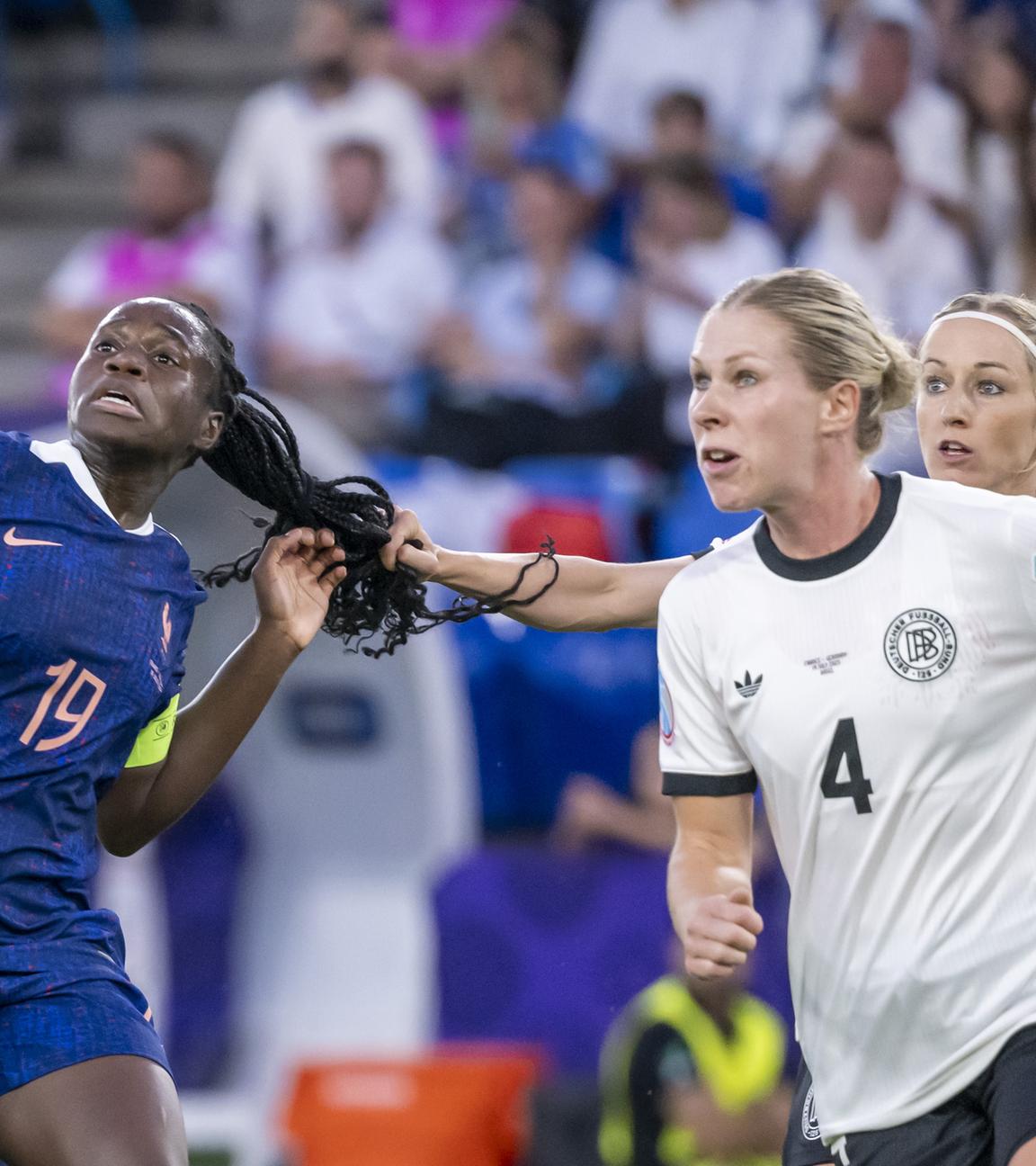Fußball, Frauen: EM, Frankreich - Deutschland: Deutschlands Kathrin Hendrich (r.) zieht Frankreichs Griedge Mbock Bathy an den Haaren.