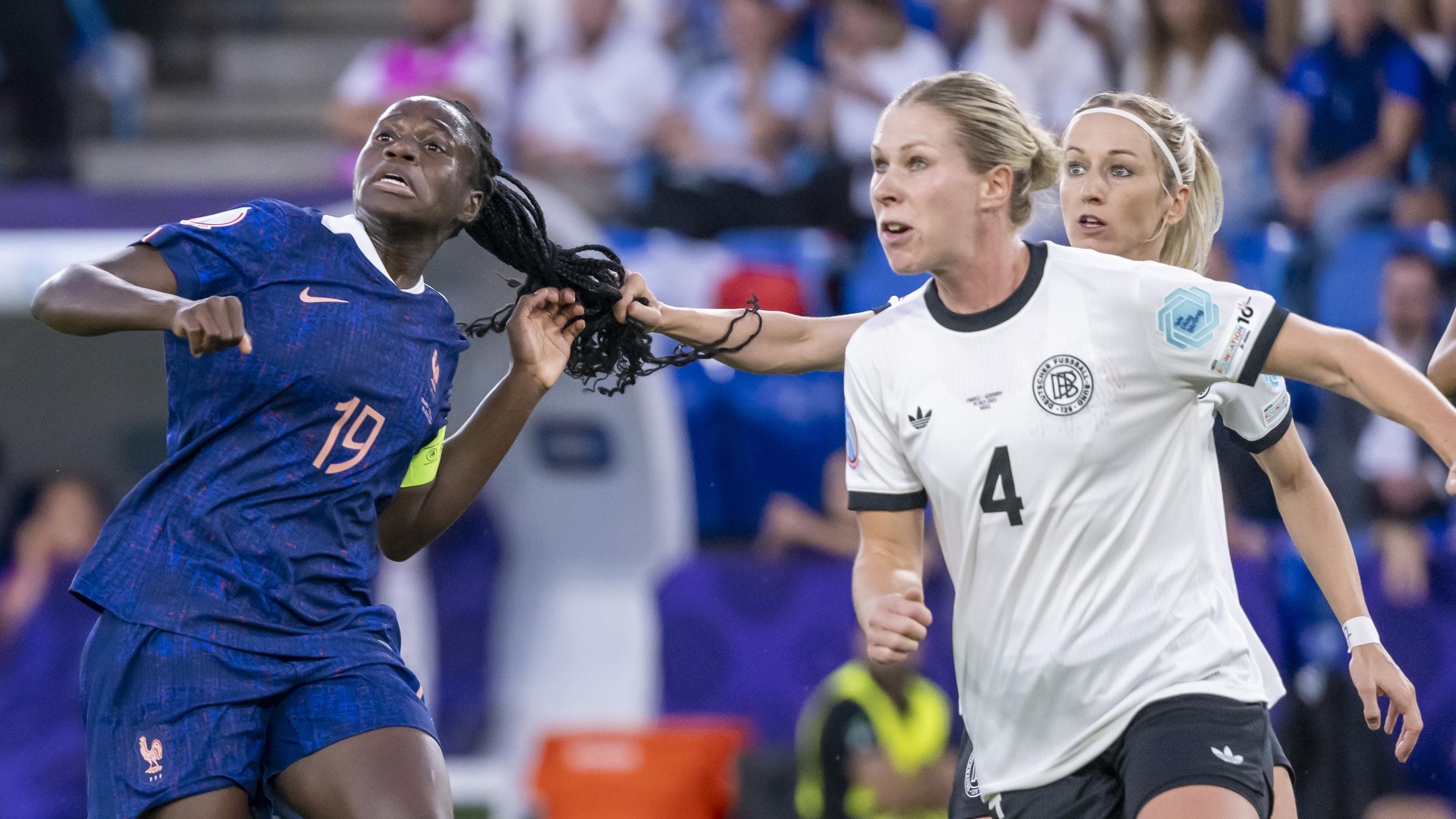 Fußball, Frauen: EM, Frankreich - Deutschland: Deutschlands Kathrin Hendrich (r.) zieht Frankreichs Griedge Mbock Bathy an den Haaren.