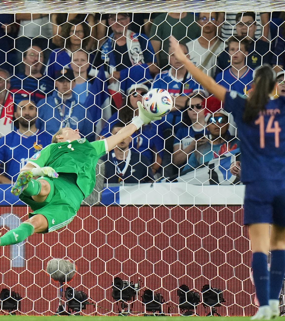 Fußball, Frauen: EM, Frankreich - Deutschland: Die deutsche Torhüterin Ann-Katrin Berger hält einen Schuss