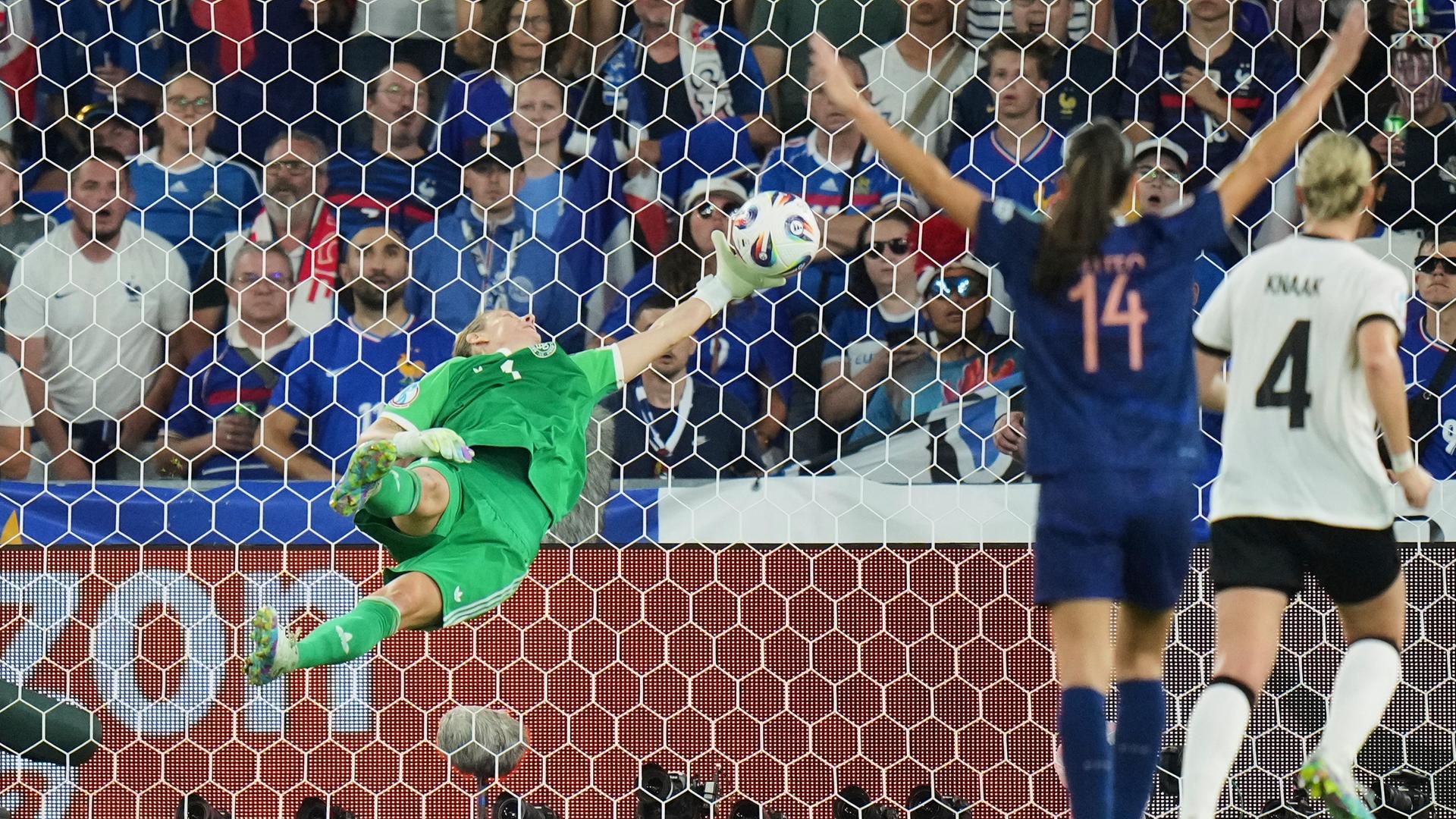 Fußball, Frauen: EM, Frankreich - Deutschland: Die deutsche Torhüterin Ann-Katrin Berger hält einen Schuss