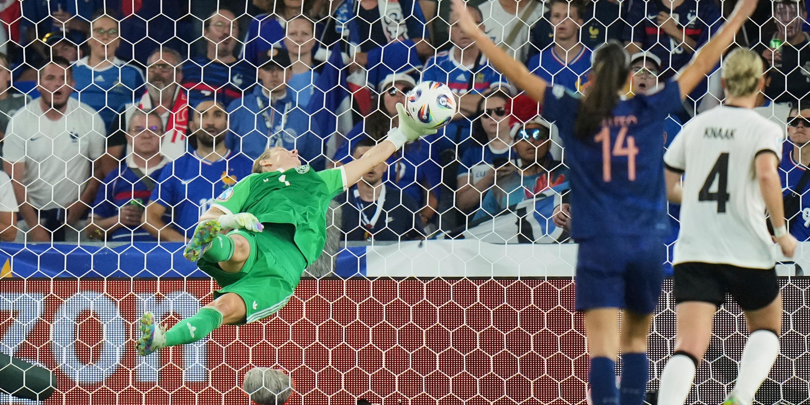 Fußball, Frauen: EM, Frankreich - Deutschland: Die deutsche Torhüterin Ann-Katrin Berger hält einen Schuss