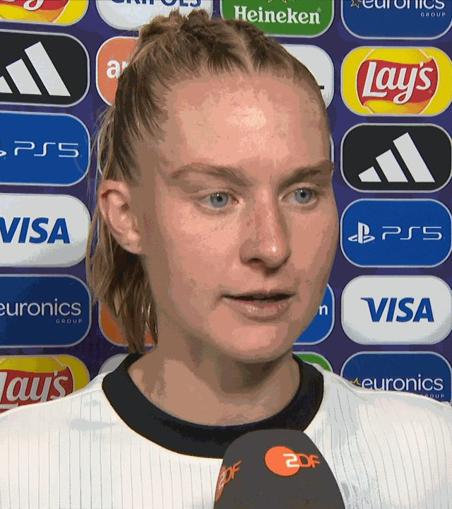 Kapitänin Janina Minge nach EM-Aus