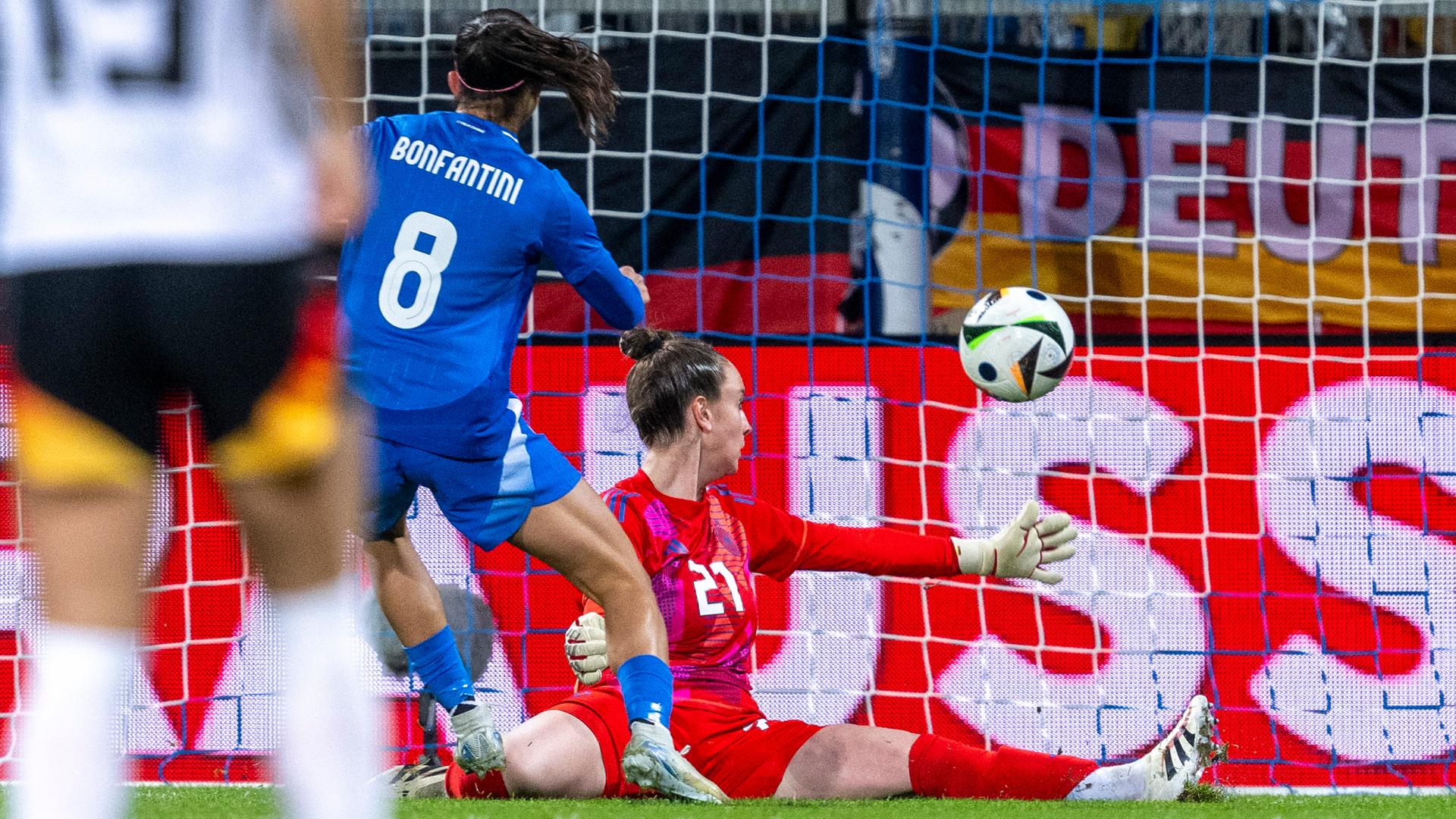 Fußball, Frauen, Länderspiel: Deutschland - Italien: Italiens Agnese Bonfantini (l) erzielt das Tor zum 0:1 gegen Deutschlands Torhüterin Ena Mahmutovic.