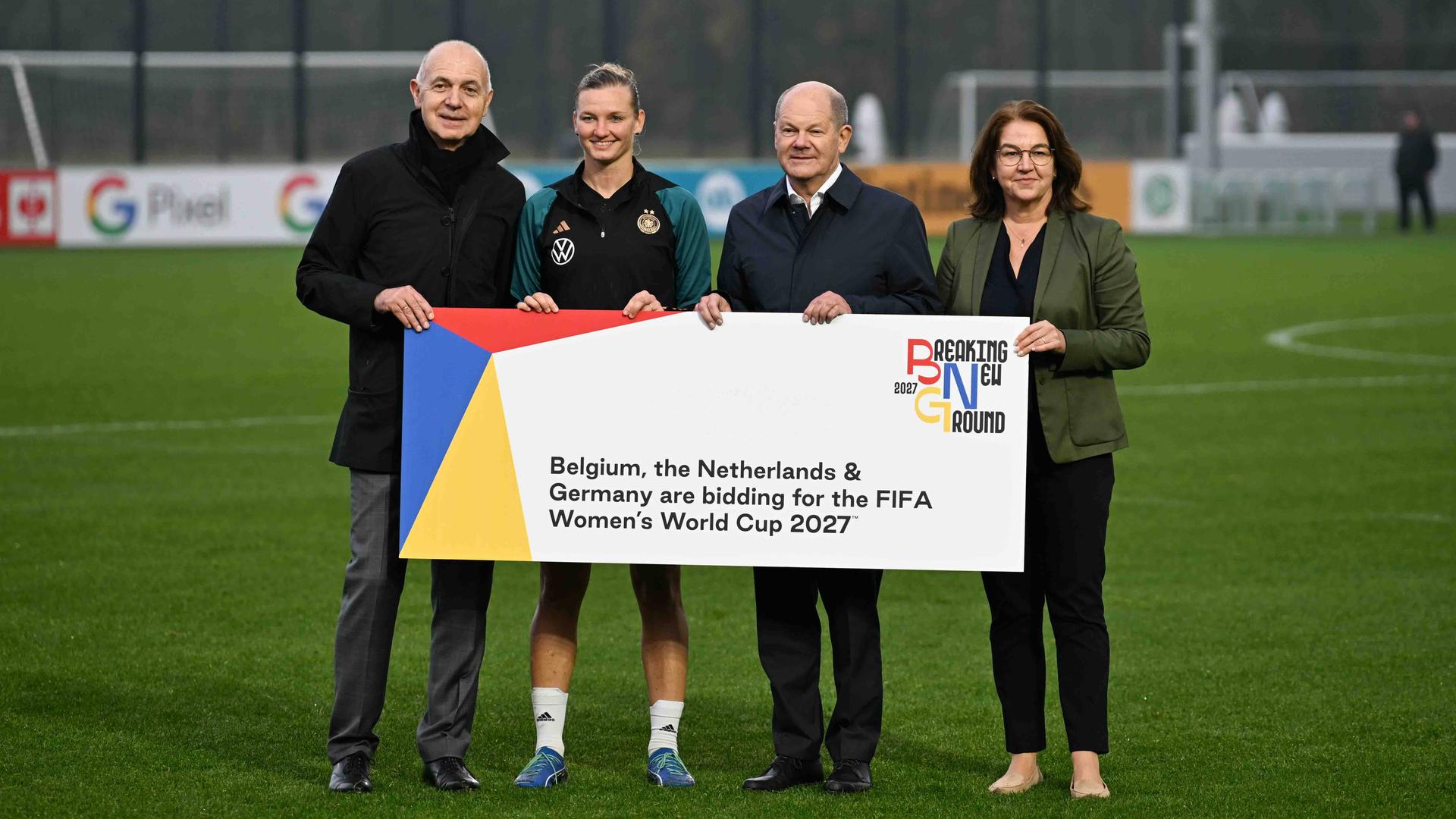 Die Deutschen Frauen-Nationalmannschaft mit prominenter Unterstützung auch für die Bewerbung um die WM 2027.