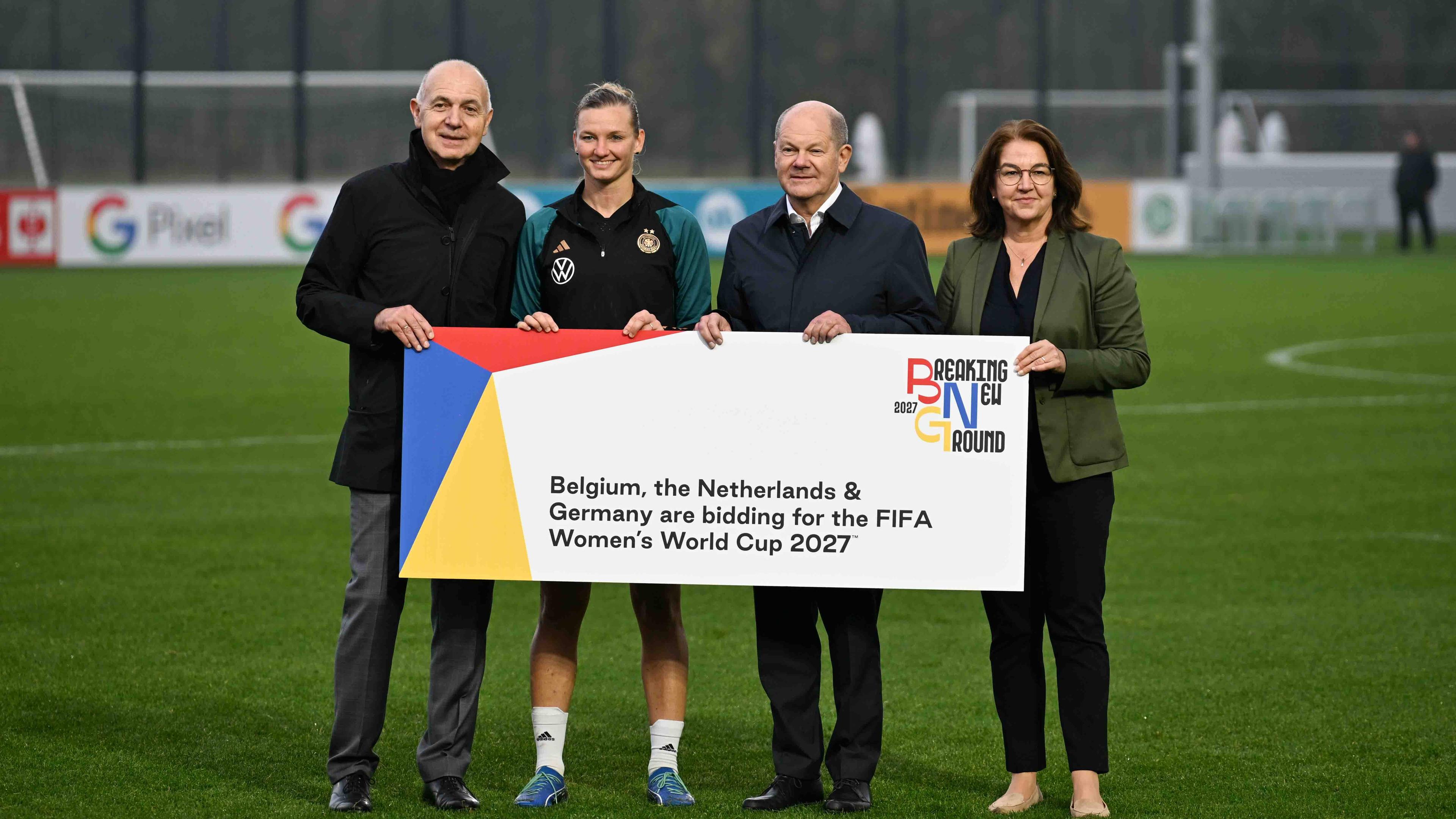 Die Deutschen Frauen-Nationalmannschaft mit prominenter Unterstützung auch für die Bewerbung um die WM 2027.