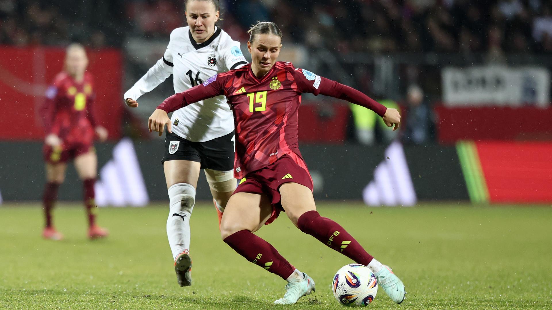 Deutschlands Klara Bühl (r) und Österreichs Annabel Schasching kämpfen um den Ball.