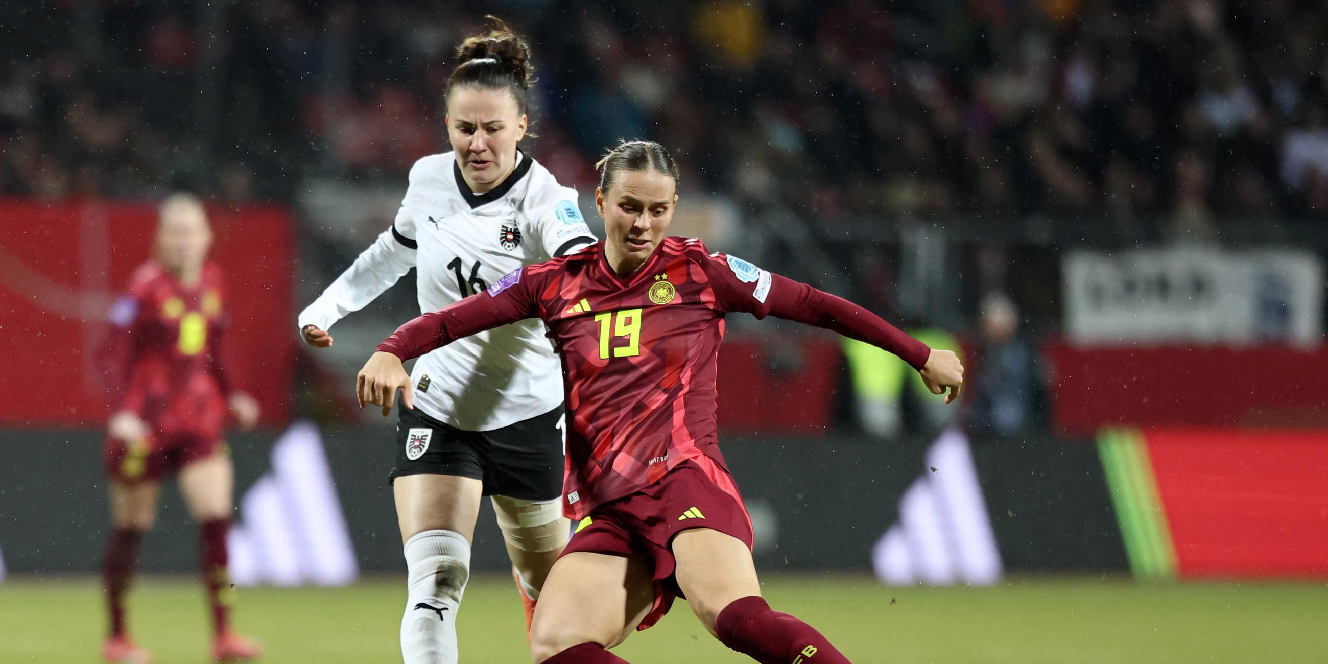 Deutschlands Klara Bühl (r) und Österreichs Annabel Schasching kämpfen um den Ball.