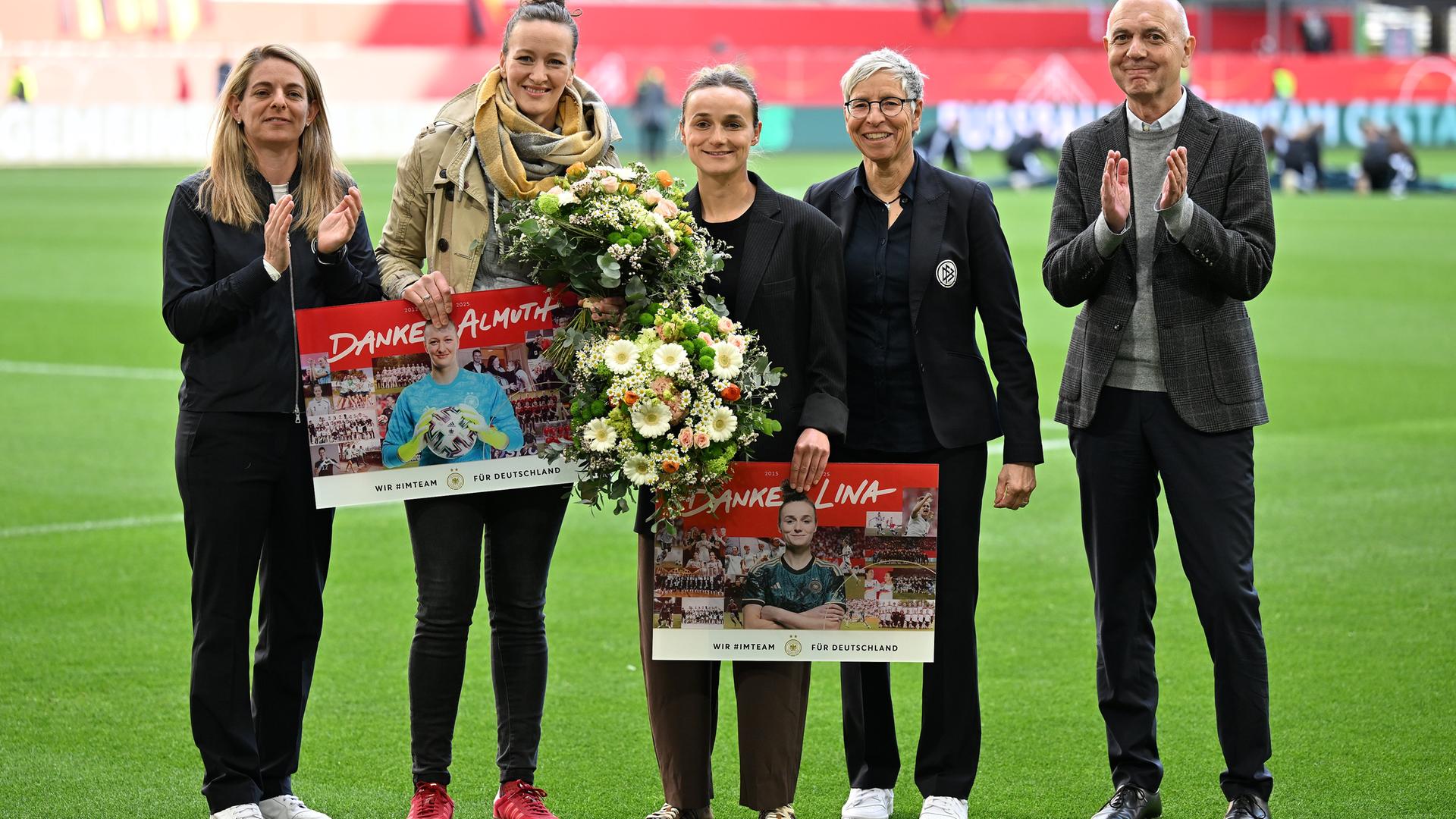 Die Ex-Nationalspielerinnen Almuth Schult und Lina Magull wurden vor dem Spiel in Wolfsburg verabschiedet.