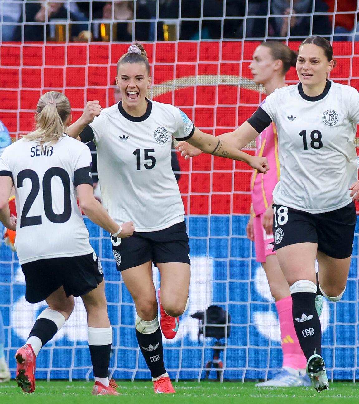 Fußball, Frauen: Nations League, Deutschland - Schottland: Selina Cerci bejubelt ihren Treffer zum 1:1 mit Elisa Senss und Giovanna Hoffmann