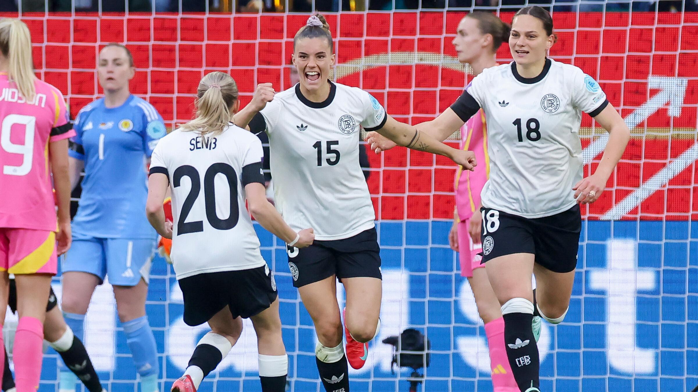 Fußball, Frauen: Nations League, Deutschland - Schottland: Selina Cerci bejubelt ihren Treffer zum 1:1 mit Elisa Senss und Giovanna Hoffmann