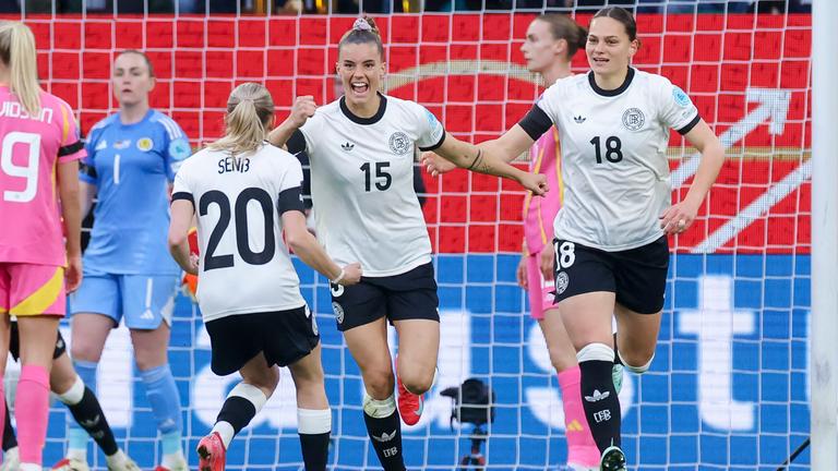 Fußball, Frauen: Nations League, Deutschland - Schottland: Selina Cerci bejubelt ihren Treffer zum 1:1 mit Elisa Senss und Giovanna Hoffmann