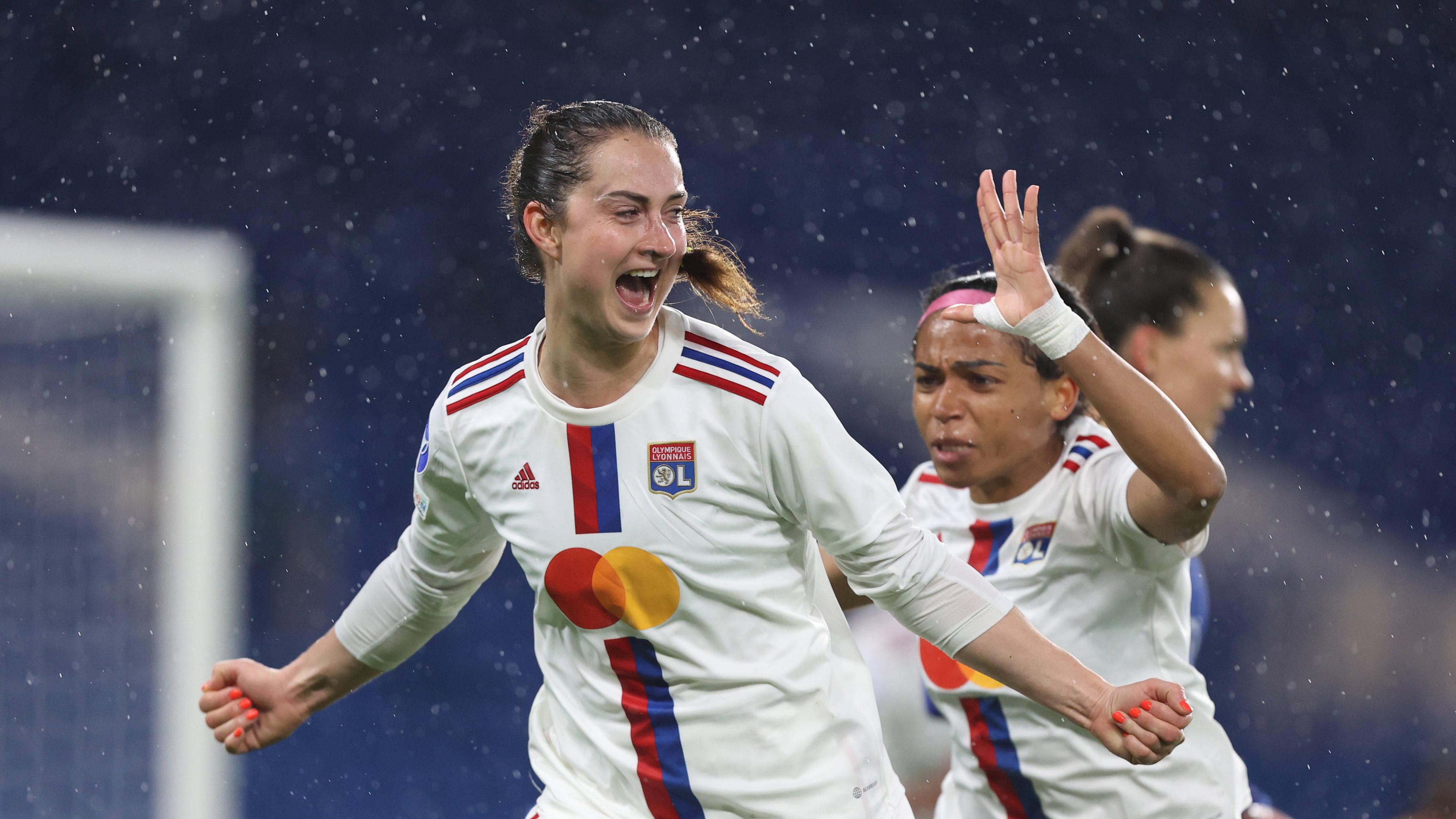 Sara Dabritz von Olympique Lyon feiert Perie Morroni ihr zweites Tor gegen Chelsea