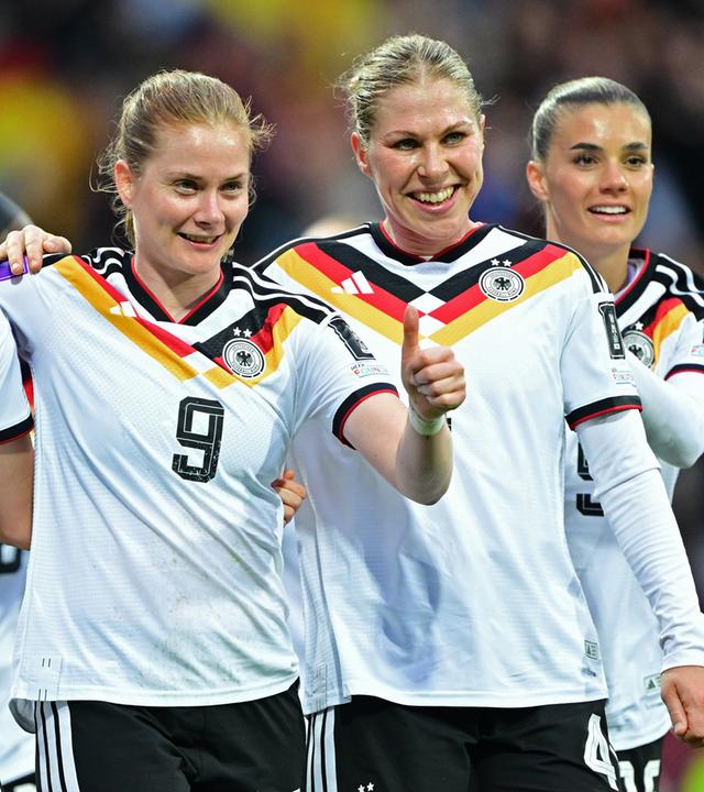 Jubel nach Eigentor durch Torschuetzin Sarah Puntigam (Oesterreich), v.l. Larissa Muehlhaus, Sjoeke Nuesken, Rebecca Knaak, Selina Cerci (Deutschland)