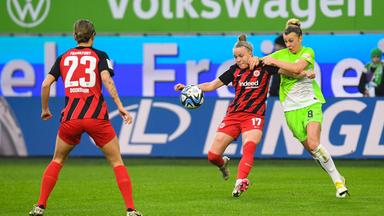 Fußball, Frauen, VfL Wolfsburg - Eintracht Frankfurt: Sara Doorsoun-Khajeh (23, Eintracht Frankfurt) beobachtet den Zweikampf zwischen Pia-Sophie Wolter (17, Eintracht Frankfurt) und Lena Lattwein (8, VfL Wolfsburg)