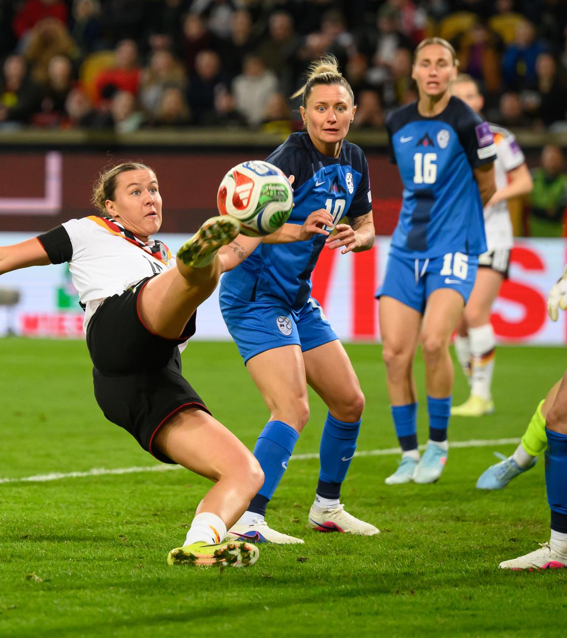 Larissa Mühlhaus erzielt das Tor zum 4:0 mit einem Seitfallzieher.