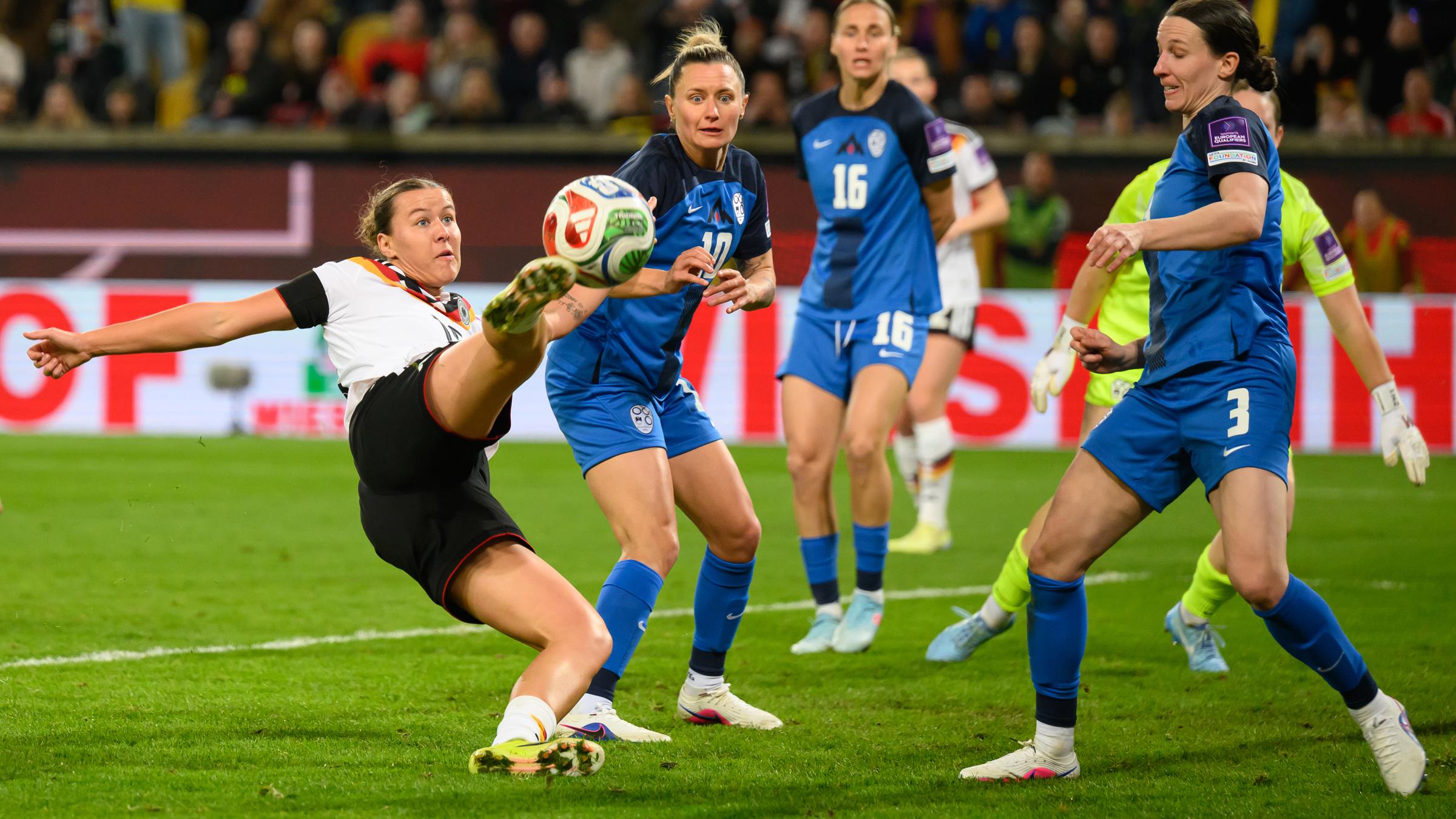 Larissa Mühlhaus erzielt das Tor zum 4:0 mit einem Seitfallzieher.