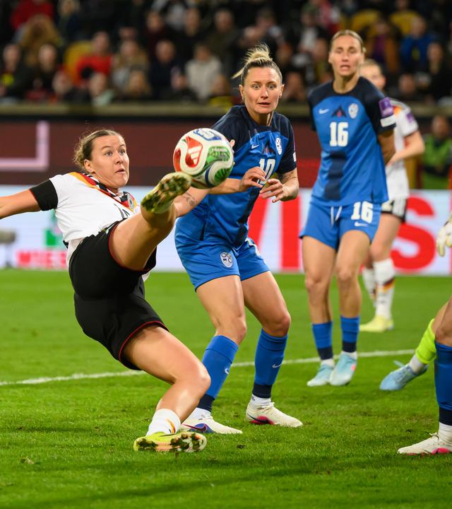 Larissa Mühlhaus erzielt das Tor zum 4:0 mit einem Seitfallzieher.