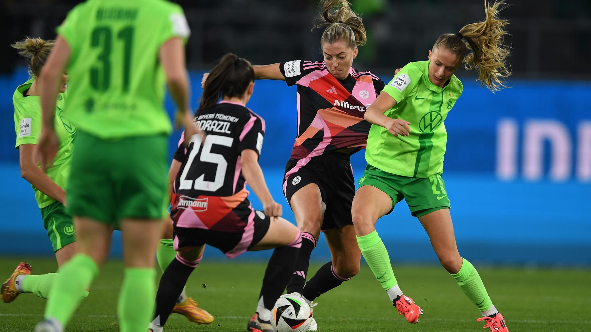 Fußball - Frauen-Bundesliga: VfL Wolfsburg - FC Bayern München.