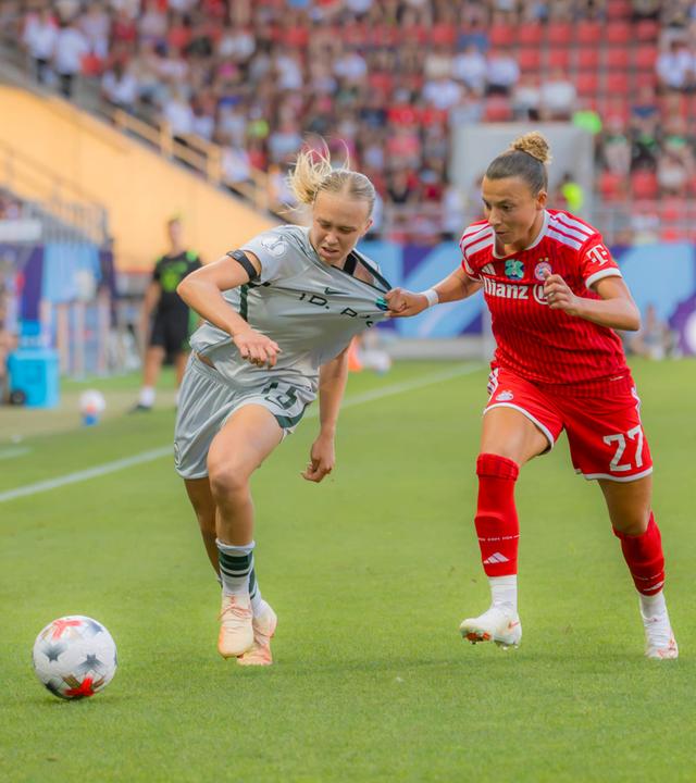Weronika Arasniewicz vom VfL Wolfsburg and Arianna Caruso vom FC Bayern (r.).
