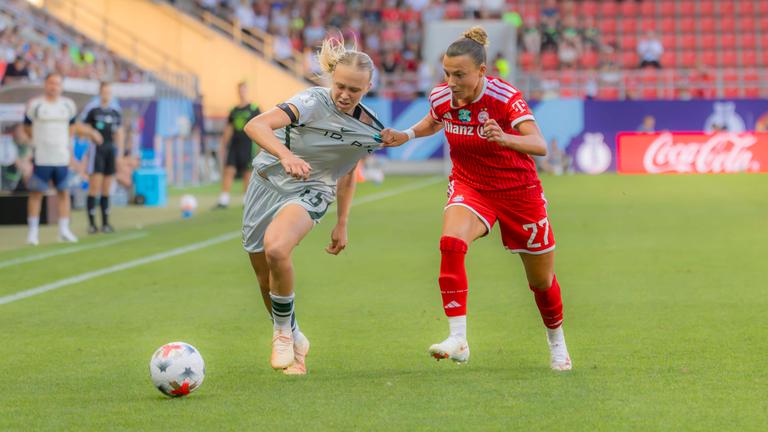 Weronika Arasniewicz vom VfL Wolfsburg and Arianna Caruso vom FC Bayern (r.).