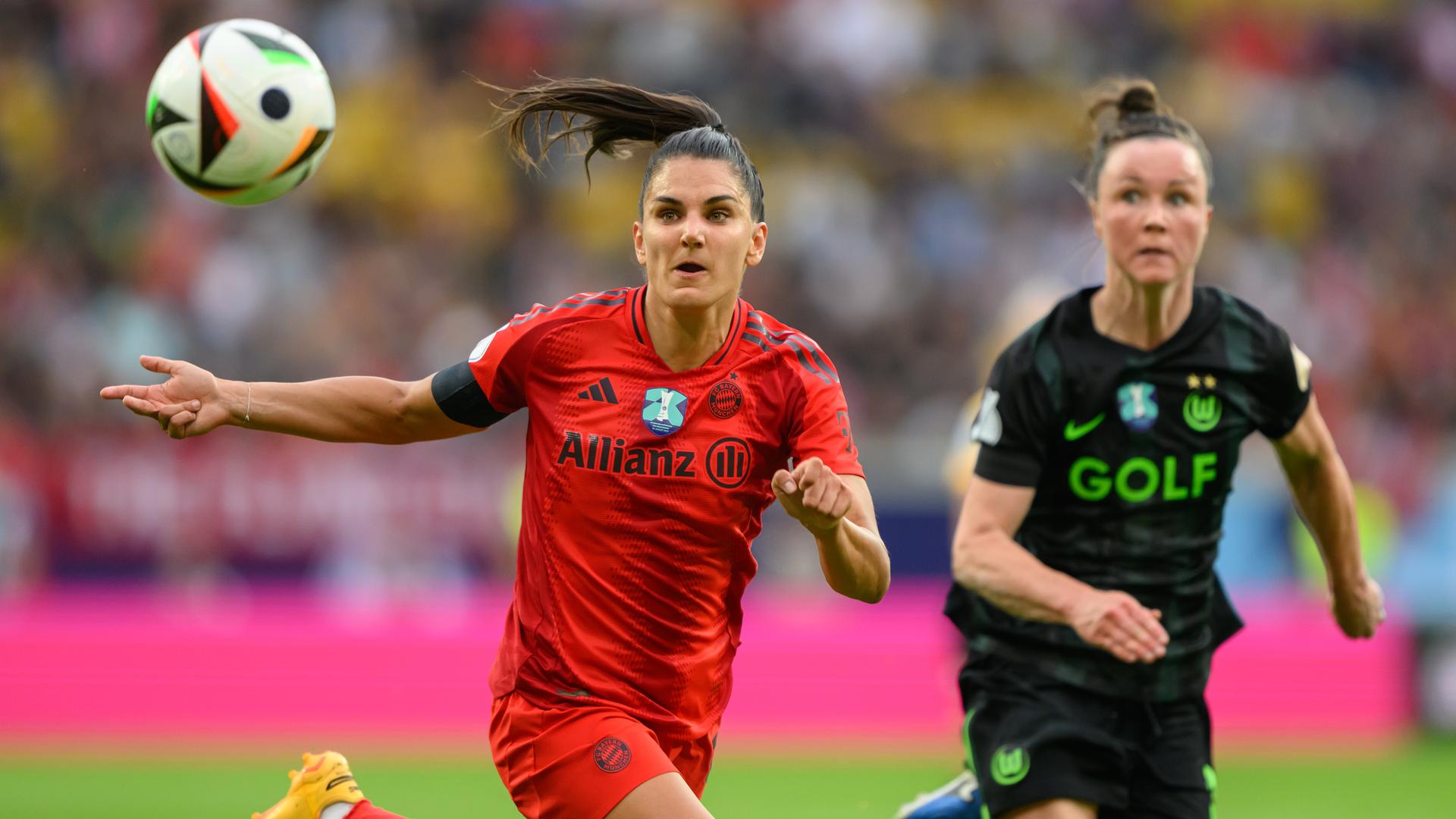Fußball: Frauen-Supercup FC Bayern - VfL Wolfsburg.