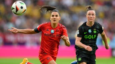 Fußball: Frauen-Supercup FC Bayern - VfL Wolfsburg.