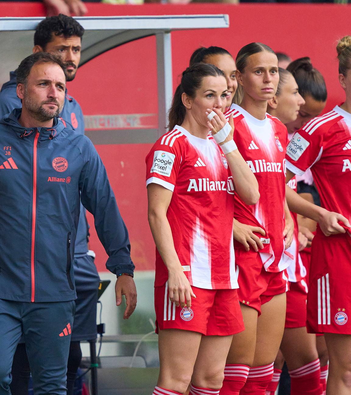 Fußball, Frauenbundesliga: Bayern München: Klara Bühl, Natalia Padilla-Bidas, Tuva Hansen, Alara Sehitler und Trainer Jose Barcala