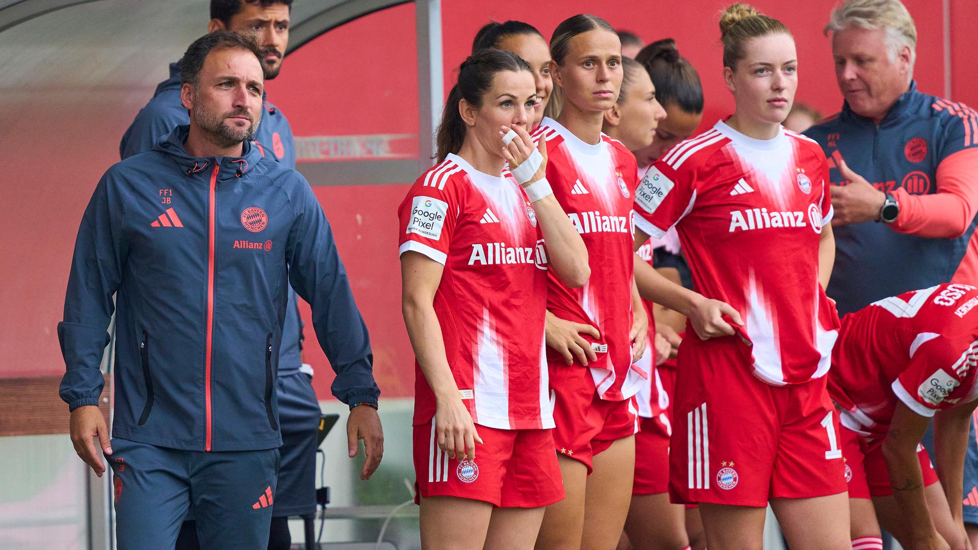 Fußball, Frauenbundesliga: Bayern München: Klara Bühl, Natalia Padilla-Bidas, Tuva Hansen, Alara Sehitler und Trainer Jose Barcala