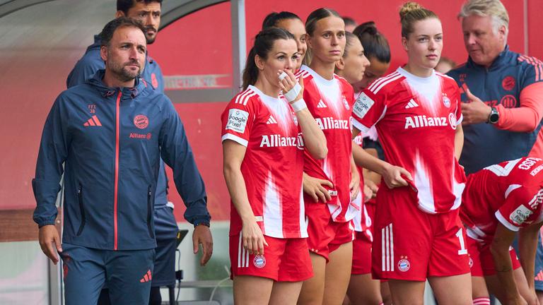 Fußball, Frauenbundesliga: Bayern München: Klara Bühl, Natalia Padilla-Bidas, Tuva Hansen, Alara Sehitler und Trainer Jose Barcala