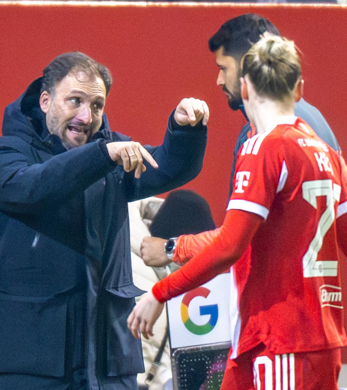 Fußball Frauenbundesliga: FC Bayern München - 1. FC Union Berlin: Cheftrainer Jose Barcala (FC Bayern München Frauen) gestikuliert