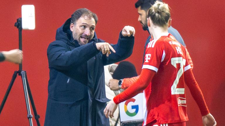Fußball Frauenbundesliga: FC Bayern München - 1. FC Union Berlin: Cheftrainer Jose Barcala (FC Bayern München Frauen) gestikuliert