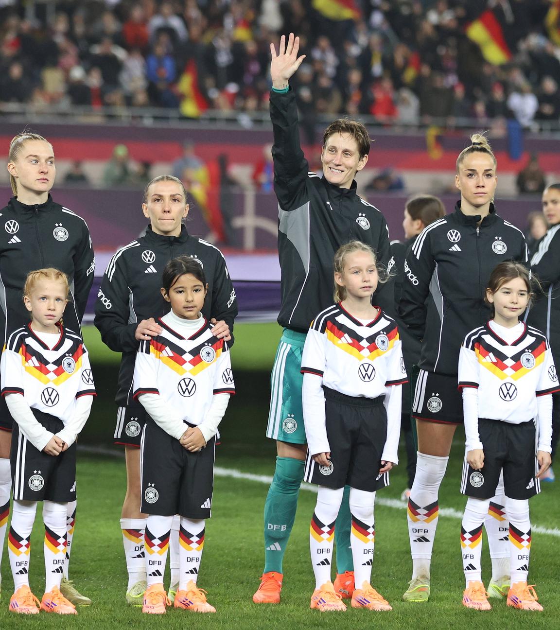 Vor dem Nations-League-Finalhinspiel gegen Spanien winkt Torfrau Ann-Katrin Berger ins Publikum.