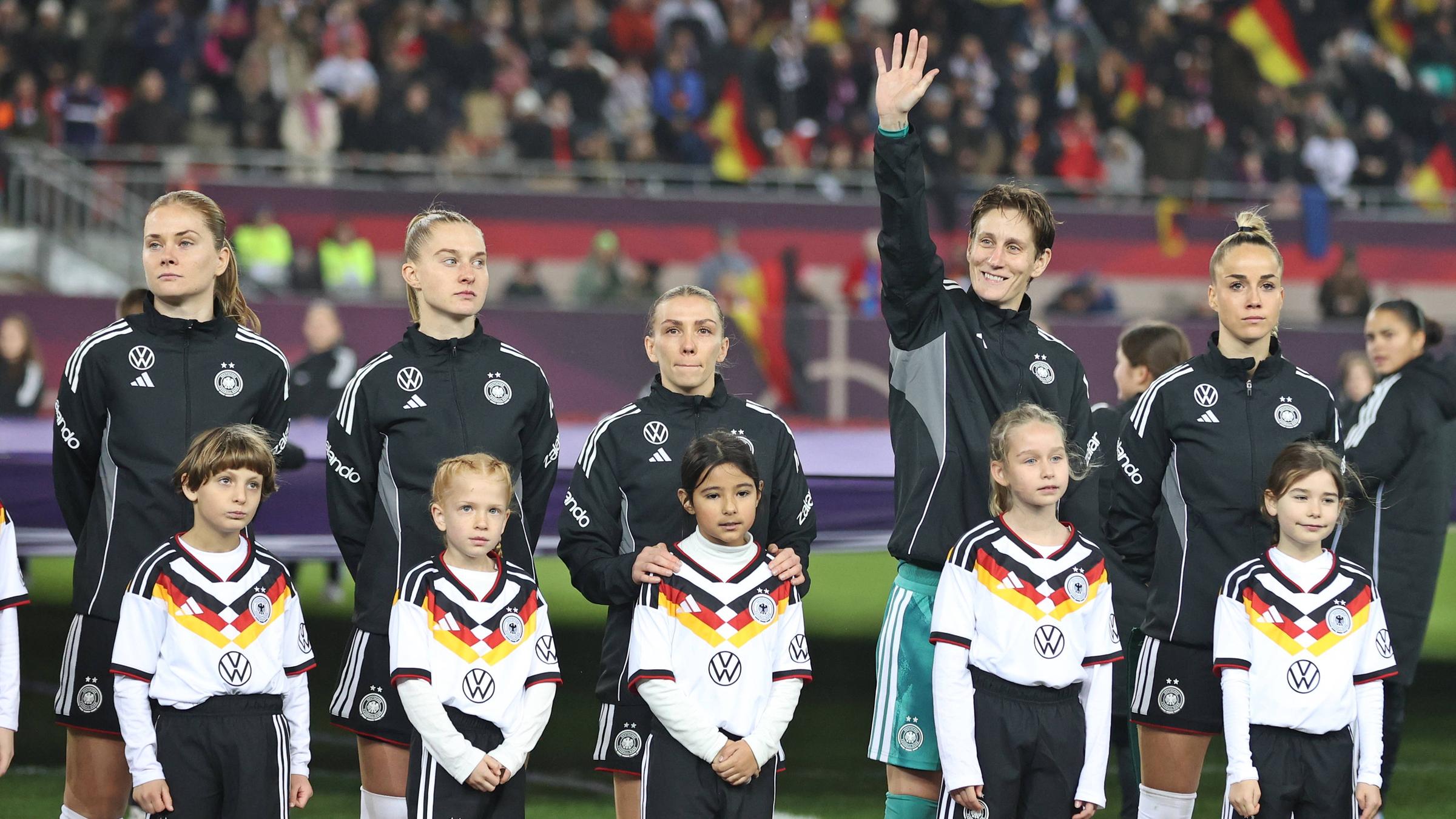 Vor dem Nations-League-Finalhinspiel gegen Spanien winkt Torfrau Ann-Katrin Berger ins Publikum.