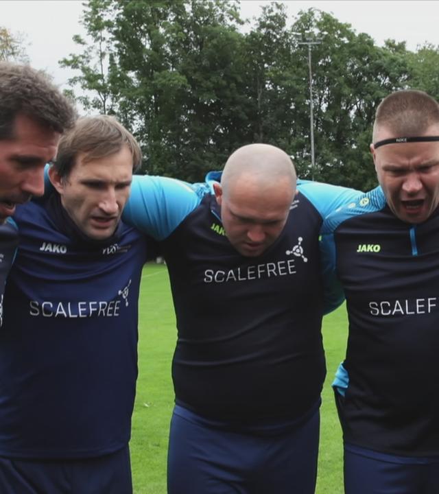 Spieler der Hannoverschen Werkstätten stehen beieinander und fassen sich an die Schulter