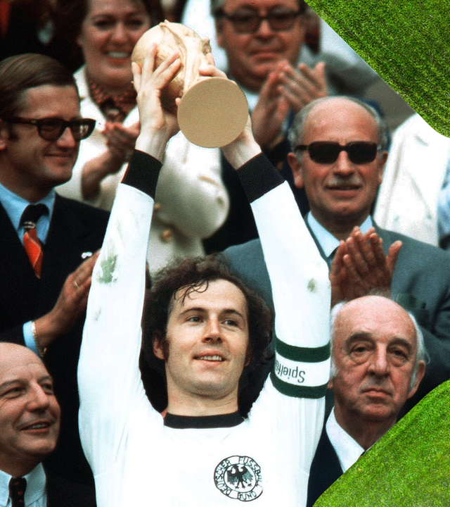 Franz Beckenbauer hält den WM-Pokal hoch - Deutschland ist Fußballweltmeister 1974