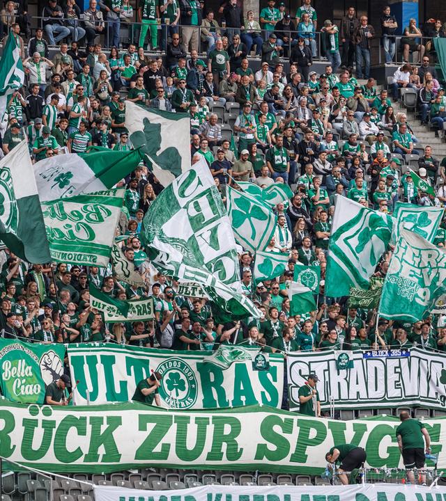 Es sind Fans mit Schals des SpVgg Greuther Fürth zu sehen