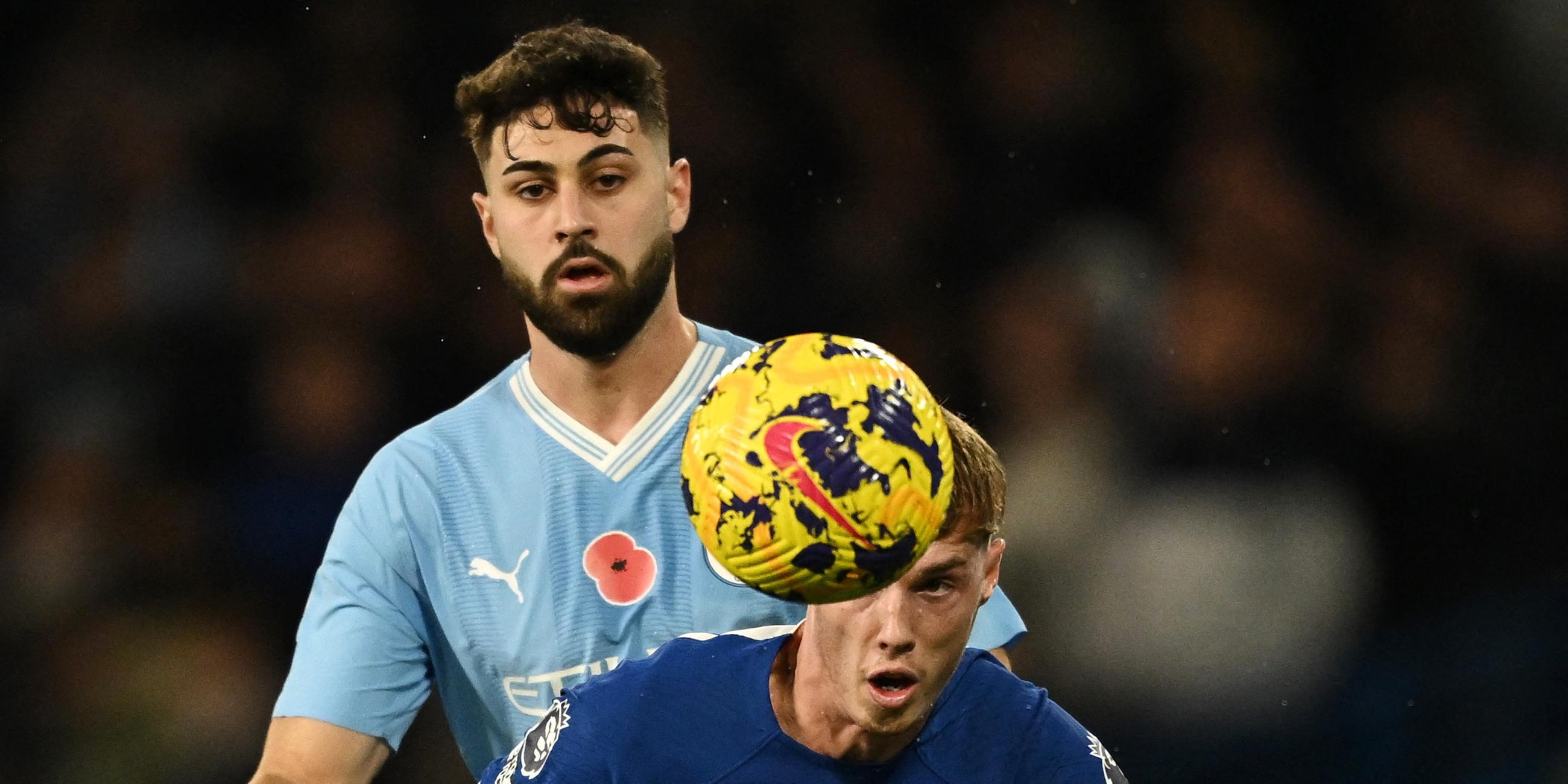 Josko Gvardiol von Manchester United im Zweikampf mit Cole Palmer (FC Chelsea).