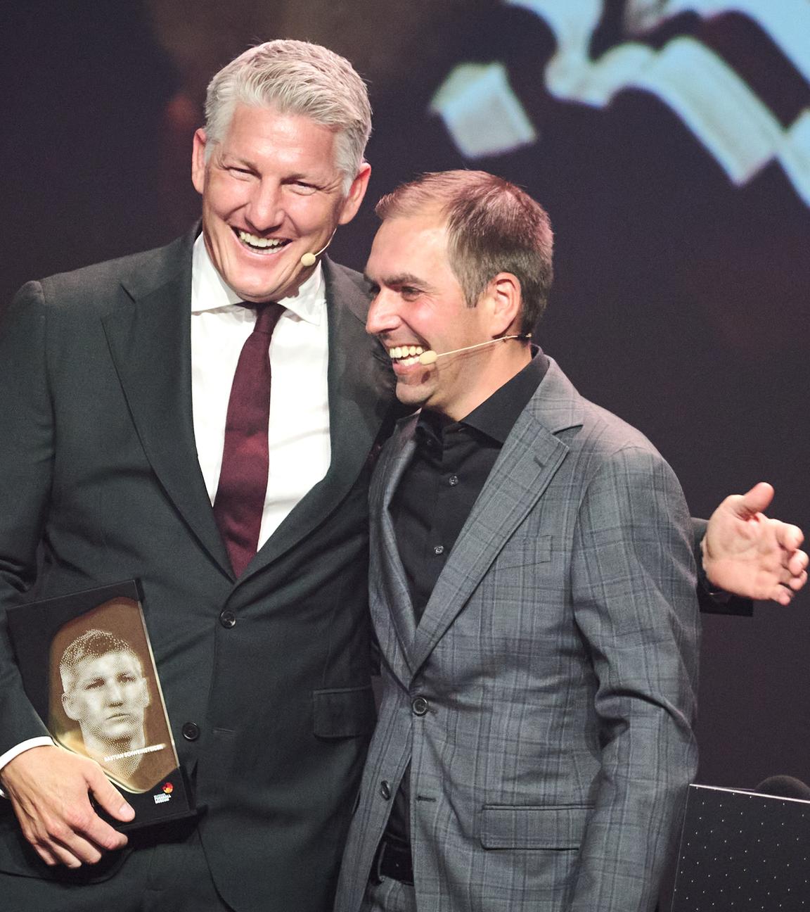 Fußball: Laudator Philipp Lahm und Bastian Schweinsteiger, neues Mitglied in der Hall of Fame des deutschen Fußballs.