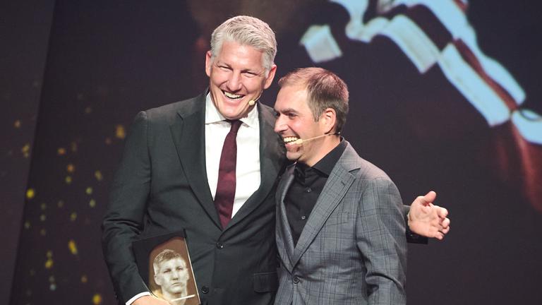 Fußball: Laudator Philipp Lahm und Bastian Schweinsteiger, neues Mitglied in der Hall of Fame des deutschen Fußballs.