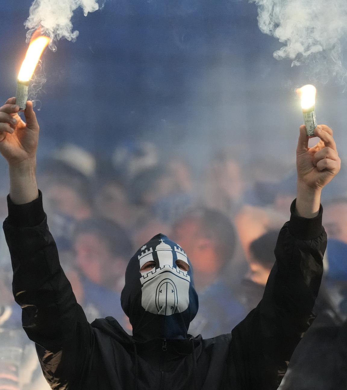 Hamburg: Fußball, Bundesliga, Hamburger SV - FC St. Pauli, 2. Spieltag, Volksparkstadion. HSV-Fans brennen auf der Tribüne Pyrotechnik ab